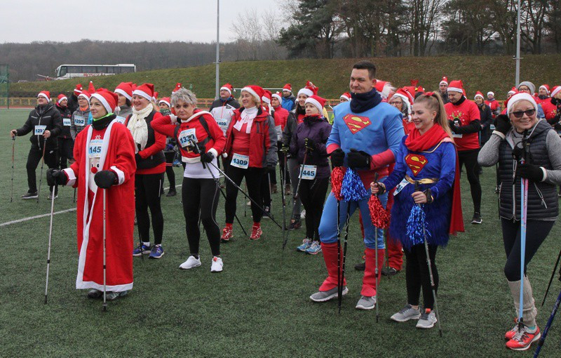 VI Bieg Mikołajkowy - marsz nordic walking [foto]