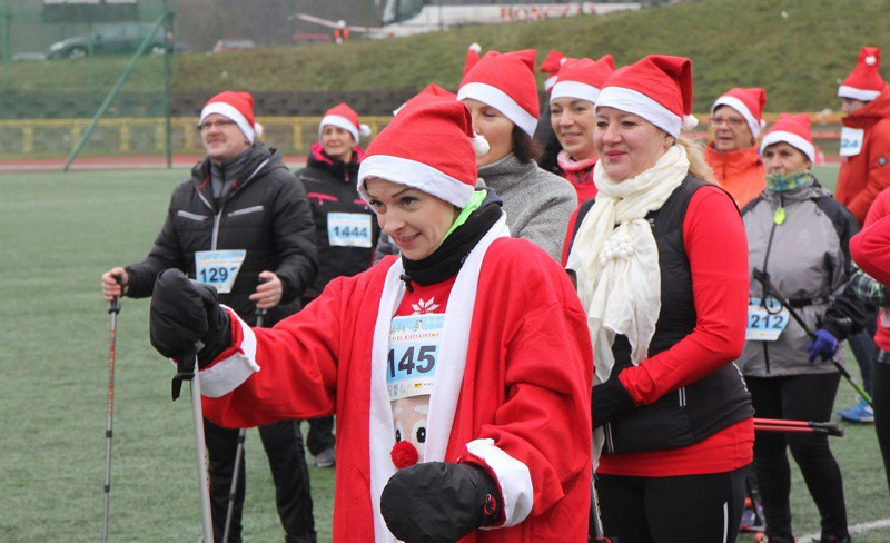 VI Bieg Mikołajkowy - marsz nordic walking [foto]