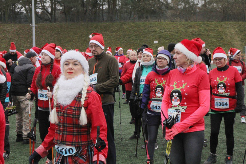VI Bieg Mikołajkowy - marsz nordic walking [foto]