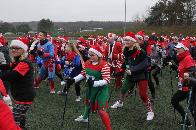 VI Bieg Mikołajkowy - marsz nordic walking [foto]