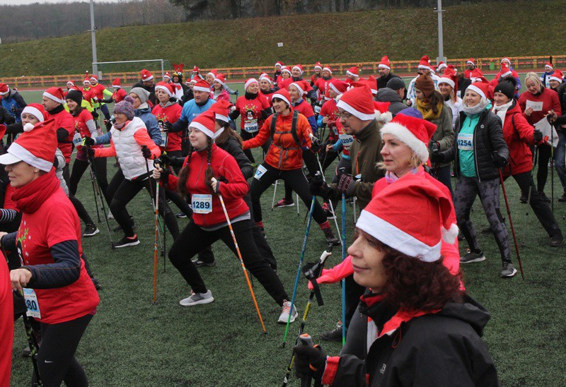 VI Bieg Mikołajkowy - marsz nordic walking [foto]