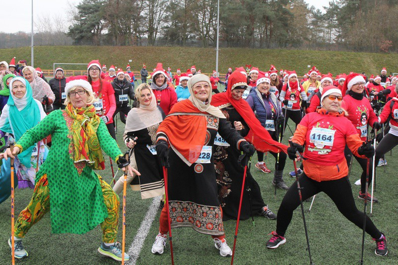 VI Bieg Mikołajkowy - marsz nordic walking [foto]