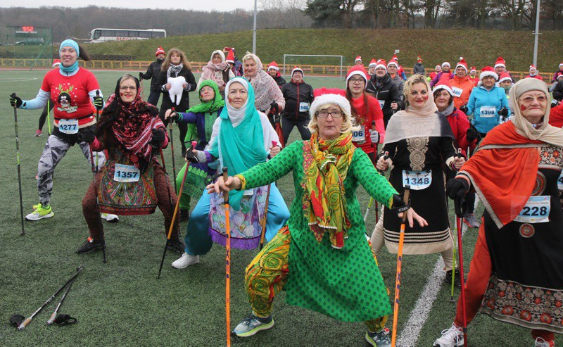 VI Bieg Mikołajkowy - marsz nordic walking [foto]