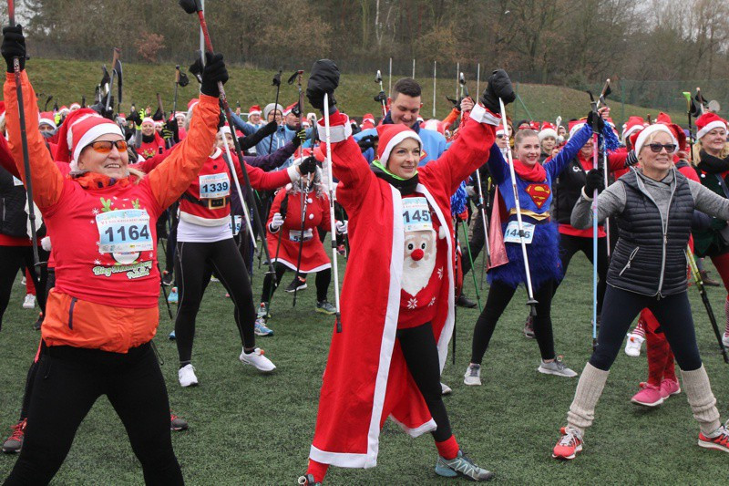 VI Bieg Mikołajkowy - marsz nordic walking [foto]