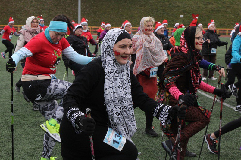 VI Bieg Mikołajkowy - marsz nordic walking [foto]
