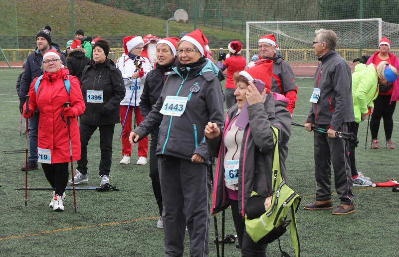 VI Bieg Mikołajkowy - marsz nordic walking [foto]