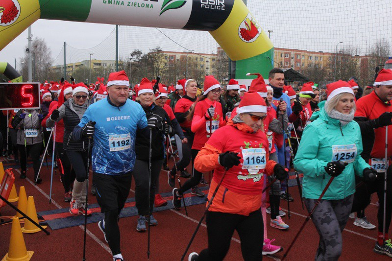 VI Bieg Mikołajkowy - marsz nordic walking [foto]
