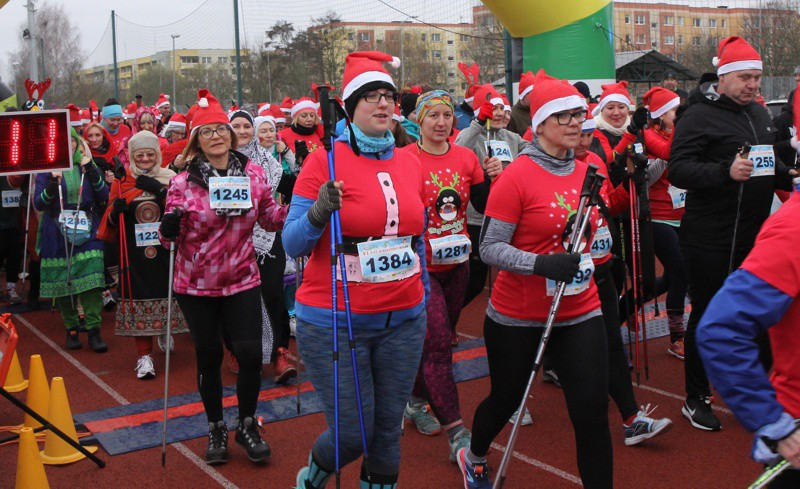 VI Bieg Mikołajkowy - marsz nordic walking [foto]