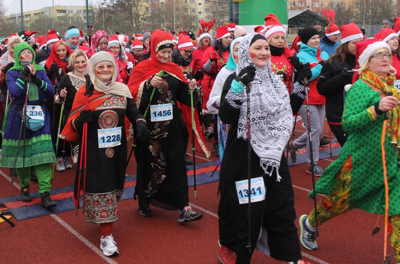 VI Bieg Mikołajkowy - marsz nordic walking [foto]