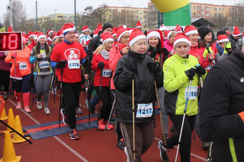 VI Bieg Mikołajkowy - marsz nordic walking [foto]