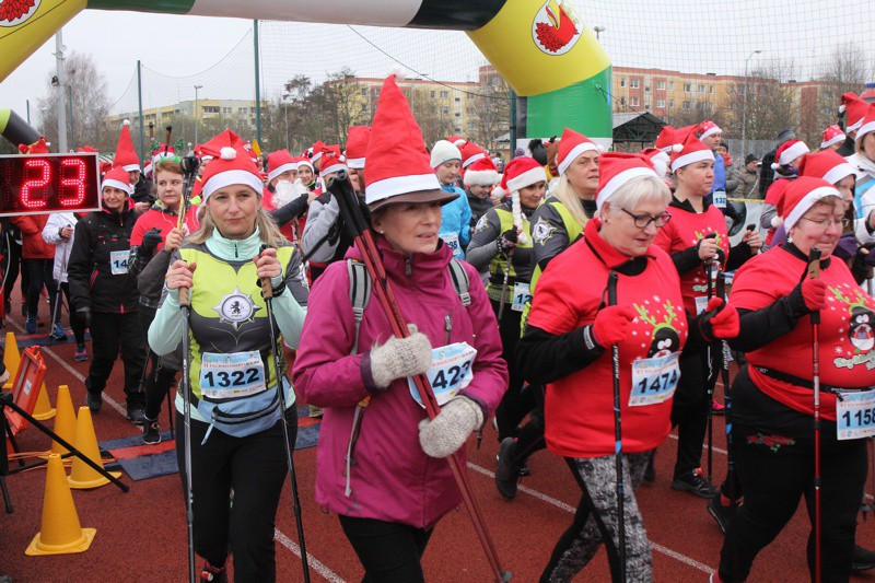 VI Bieg Mikołajkowy - marsz nordic walking [foto]
