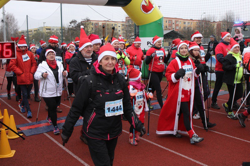 VI Bieg Mikołajkowy - marsz nordic walking [foto]