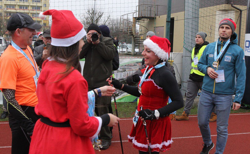 VI Bieg Mikołajkowy - marsz nordic walking [foto]