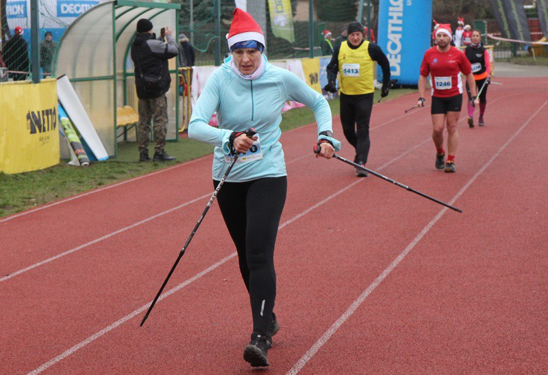 VI Bieg Mikołajkowy - marsz nordic walking [foto]