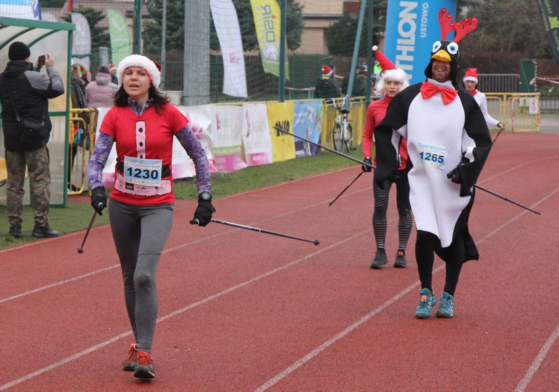 VI Bieg Mikołajkowy - marsz nordic walking [foto]