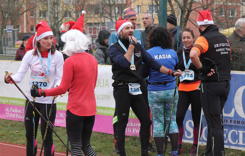 VI Bieg Mikołajkowy - marsz nordic walking [foto]