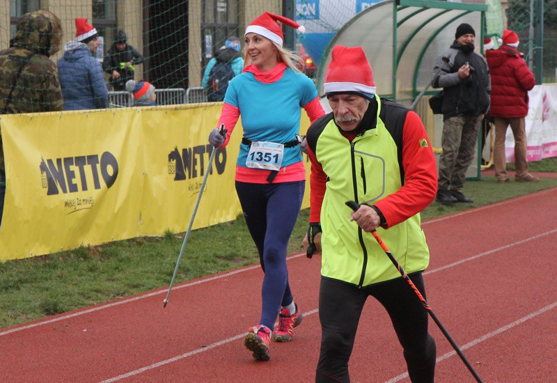 VI Bieg Mikołajkowy - marsz nordic walking [foto]