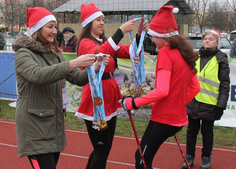VI Bieg Mikołajkowy - marsz nordic walking [foto]