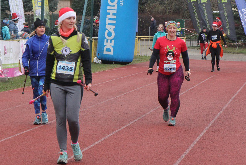 VI Bieg Mikołajkowy - marsz nordic walking [foto]