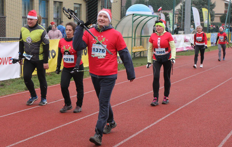 VI Bieg Mikołajkowy - marsz nordic walking [foto]