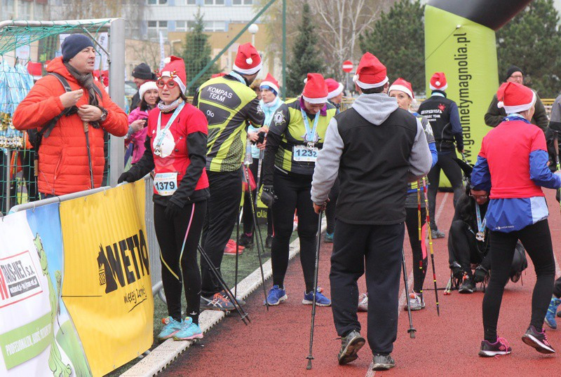 VI Bieg Mikołajkowy - marsz nordic walking [foto]