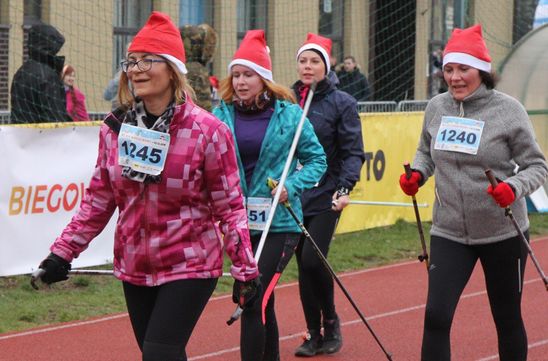 VI Bieg Mikołajkowy - marsz nordic walking [foto]