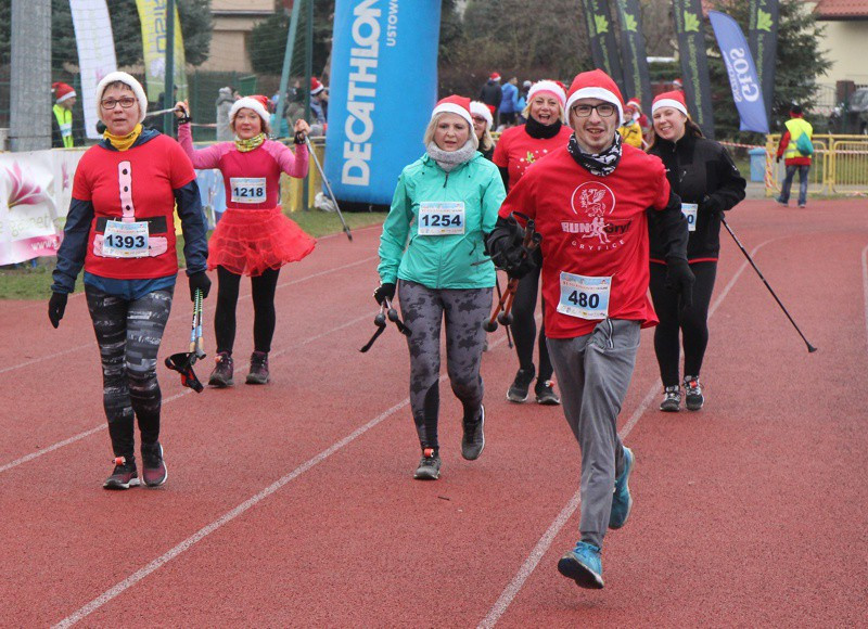 VI Bieg Mikołajkowy - marsz nordic walking [foto]