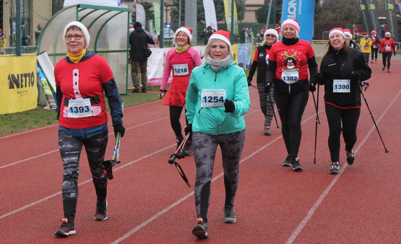 VI Bieg Mikołajkowy - marsz nordic walking [foto]
