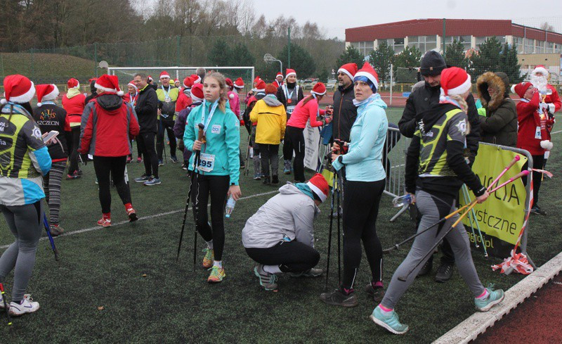 VI Bieg Mikołajkowy - marsz nordic walking [foto]