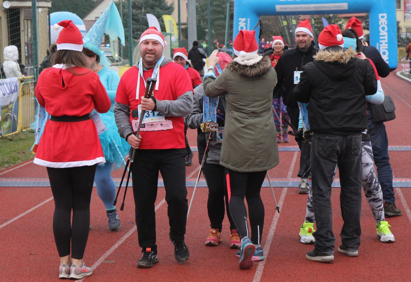 VI Bieg Mikołajkowy - marsz nordic walking [foto]