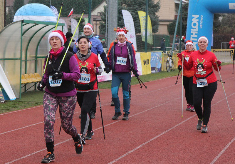 VI Bieg Mikołajkowy - marsz nordic walking [foto]