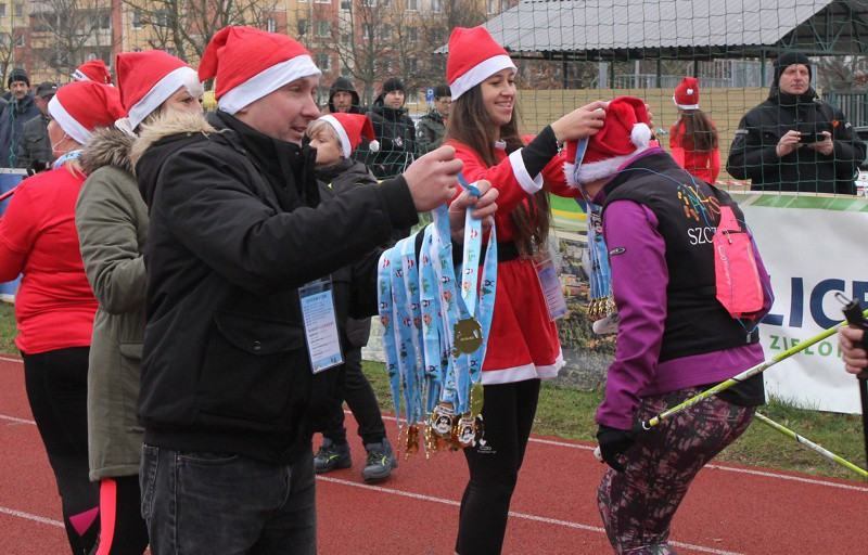 VI Bieg Mikołajkowy - marsz nordic walking [foto]