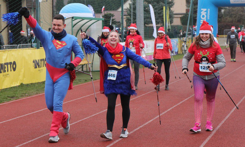 VI Bieg Mikołajkowy - marsz nordic walking [foto]