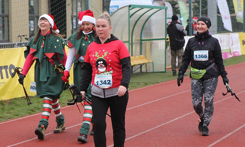 VI Bieg Mikołajkowy - marsz nordic walking [foto]