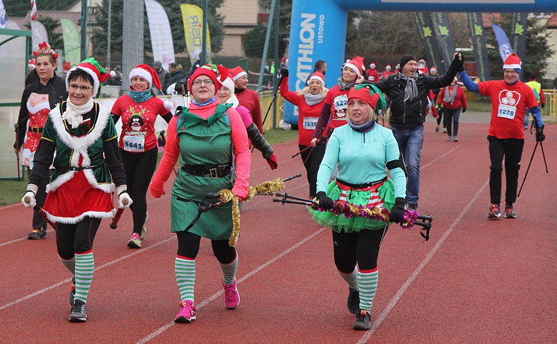 VI Bieg Mikołajkowy - marsz nordic walking [foto]