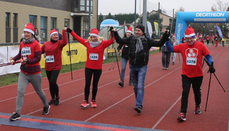 VI Bieg Mikołajkowy - marsz nordic walking [foto]