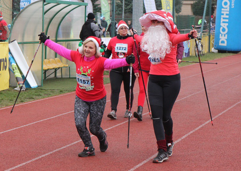 VI Bieg Mikołajkowy - marsz nordic walking [foto]