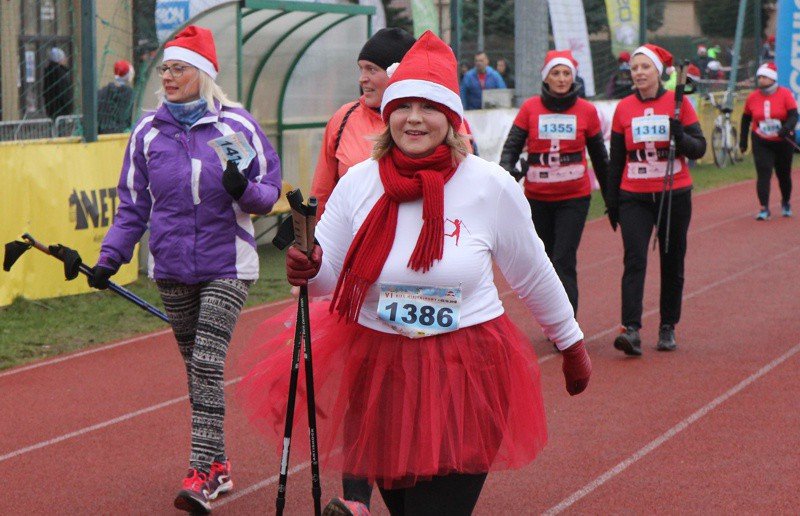 VI Bieg Mikołajkowy - marsz nordic walking [foto]