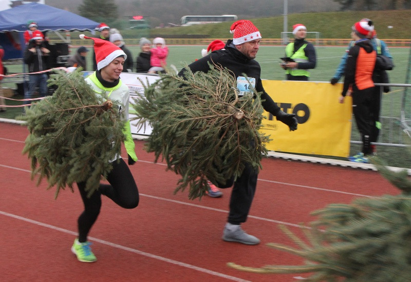 Świąteczna Sztafeta Marzeń czyli  bieg z choinkami  [foto]