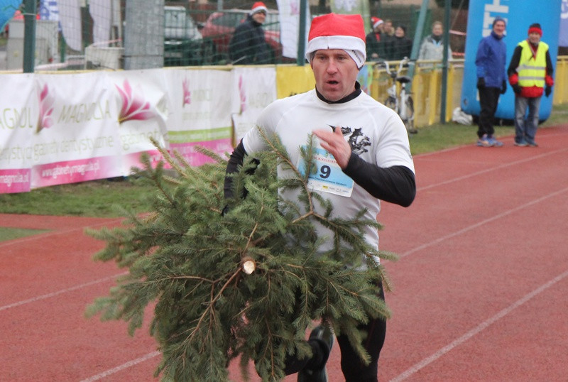 Świąteczna Sztafeta Marzeń czyli  bieg z choinkami  [foto]