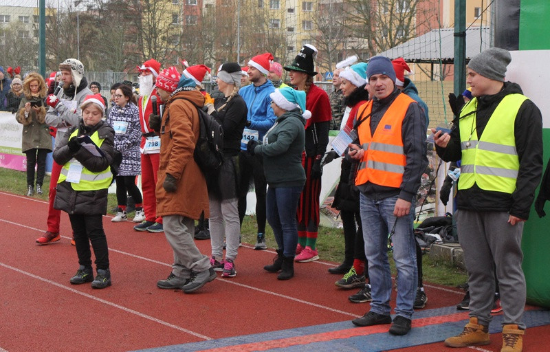Świąteczna Sztafeta Marzeń czyli  bieg z choinkami  [foto]