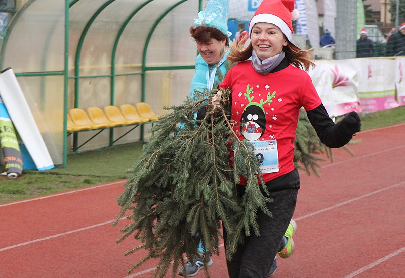 Świąteczna Sztafeta Marzeń czyli  bieg z choinkami  [foto]
