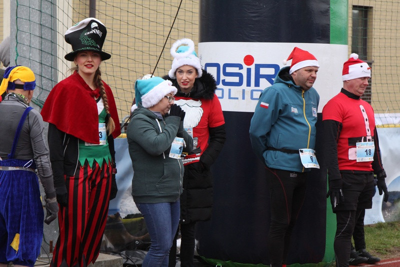 Świąteczna Sztafeta Marzeń czyli  bieg z choinkami  [foto]
