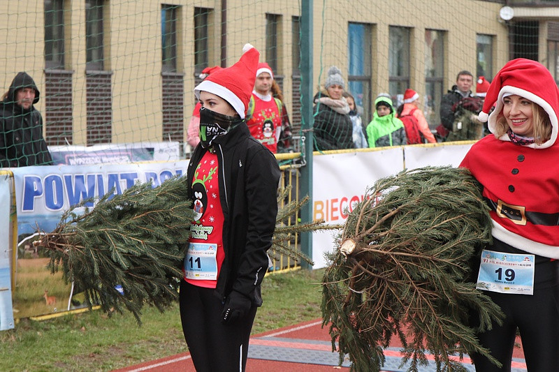Świąteczna Sztafeta Marzeń czyli  bieg z choinkami  [foto]