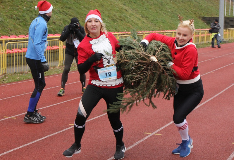 Świąteczna Sztafeta Marzeń czyli  bieg z choinkami  [foto]