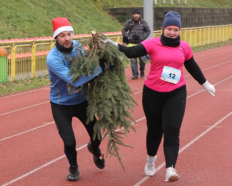 Świąteczna Sztafeta Marzeń czyli  bieg z choinkami  [foto]