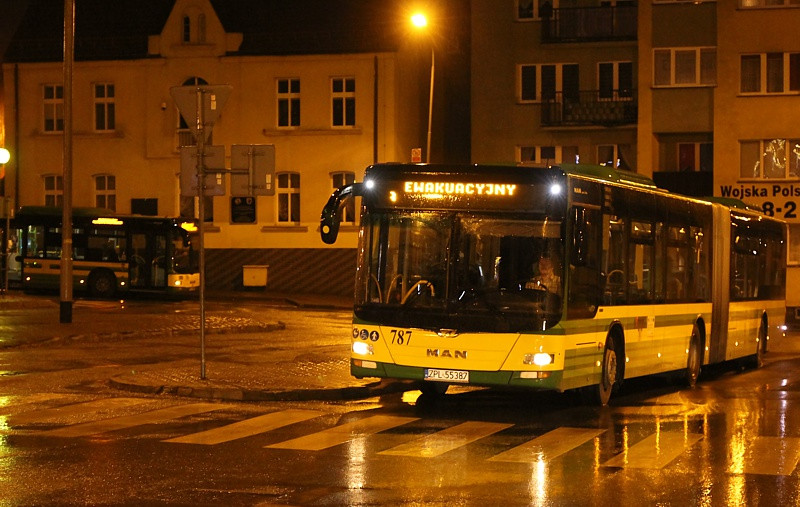 Ewakuacja zakończona - rozpoczyna się akcja wywiezienia bomby [foto/wideo]