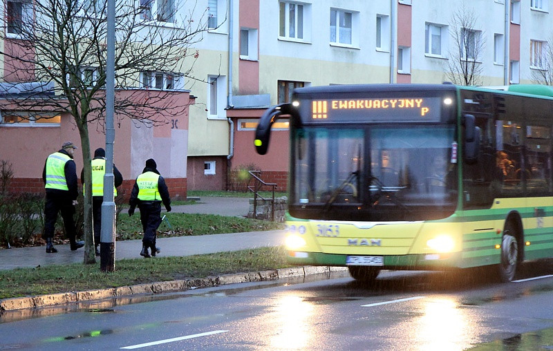 Ewakuacja zakończona - rozpoczyna się akcja wywiezienia bomby [foto/wideo]