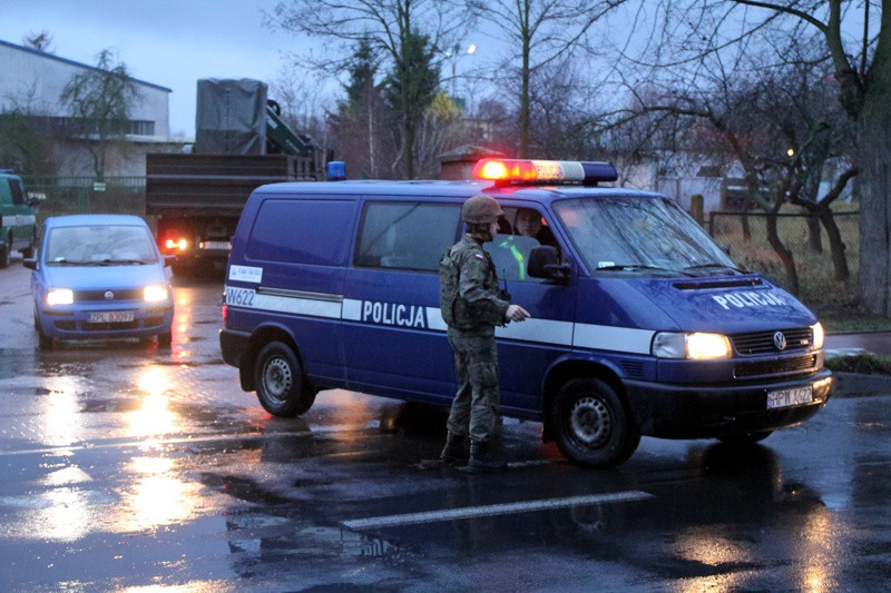Ewakuacja zakończona - rozpoczyna się akcja wywiezienia bomby [foto/wideo]