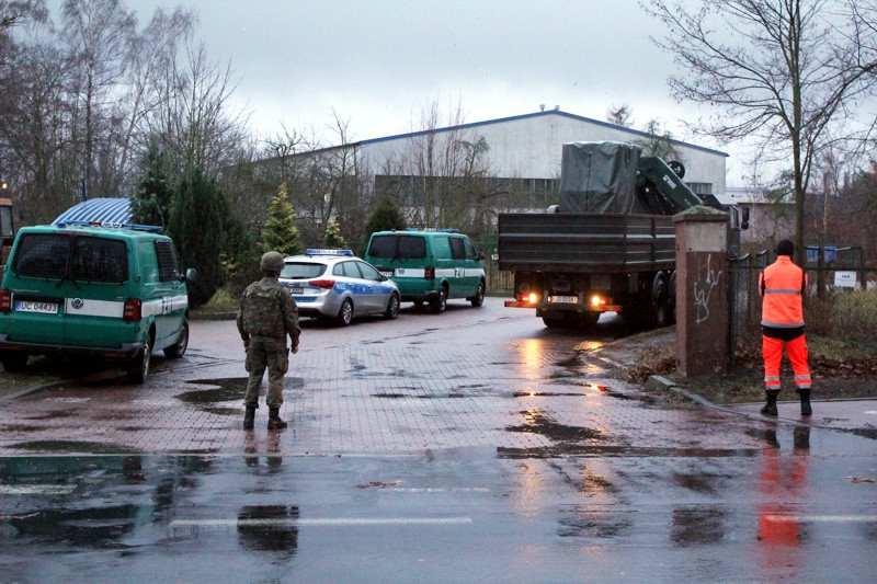 Ewakuacja zakończona - rozpoczyna się akcja wywiezienia bomby [foto/wideo]